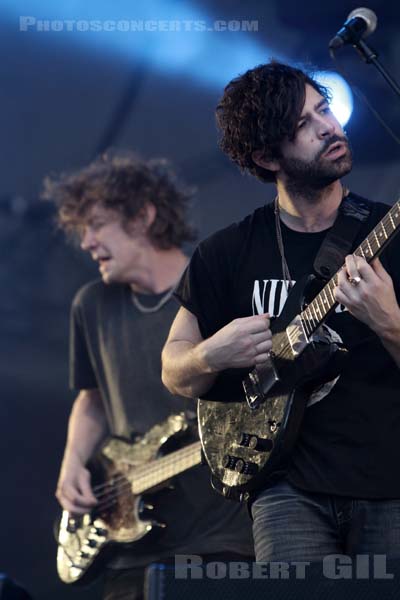 FOALS - 2010-08-27 - SAINT CLOUD - Domaine National - Scene de la Cascade - Yannis Philippakis - Walter Gervers